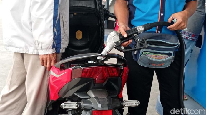 SPBU VIVO resmi menjual BBM RON 90. Saingan Pertalite ini dijual dengan harga Rp 12.600 per liter.