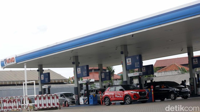 SPBU VIVO resmi menjual BBM RON 90. Saingan Pertalite ini dijual dengan harga Rp 12.600 per liter.