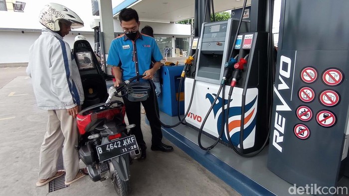 SPBU VIVO resmi menjual BBM RON 90. Saingan Pertalite ini dijual dengan harga Rp 12.600 per liter.