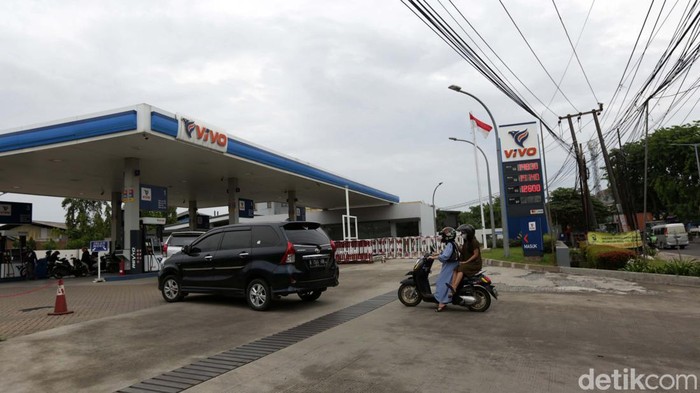 SPBU VIVO resmi menjual BBM RON 90. Saingan Pertalite ini dijual dengan harga Rp 12.600 per liter.