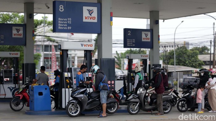 Vivo Jual BBM Setara Pertalite, Pemotor Antre SPBU VIVO resmi menjual BBM RON 90. Saingan Pertalite ini dijual dengan harga Rp 12.600 per liter.