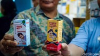 Salah satu pedagang menunjukkan sampel obat sirup yang dilarang BPOM.