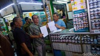 Sementara itu, pihak Pasar Pramuka sudah membagikan selebaran kepada setiap pedagang untuk menarik obat-obatan sirup imbas kasus gagal ginjal akut.
