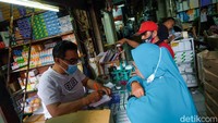 Pihak Paguyuban Pedagang Farmasi Pasar Pramuka meminta pemerintah memberikan penjelasan sejelas-jelasnya agar seluruh pedagang tidak bingung dan pembeli pun memahaminya.