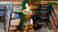 Dari pantauan, sebagian kios masih memajang obat sirup sampai ada kejelasan yang rinci dari pemerintah maupun BPOM. 