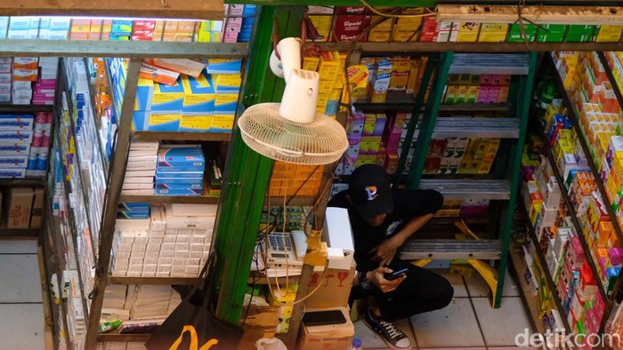 Waduh! Pedagang Pasar Pramuka Rugi Ratusan Juta Imbas Larangan Obat Sirup Pedagang obat-obatan di Pasar Pramuka, Jakarta Timur mengaku rugi ratusan juta imbas larangan obat sirup. Mereka sudah terlanjur beli produk dalam jumlah banyak.