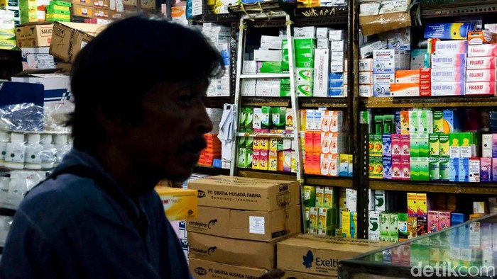 Pedagang obat-obatan di Pasar Pramuka, Jakarta Timur mengaku rugi ratusan juta imbas larangan obat sirup. Mereka sudah terlanjur beli produk dalam jumlah banyak.