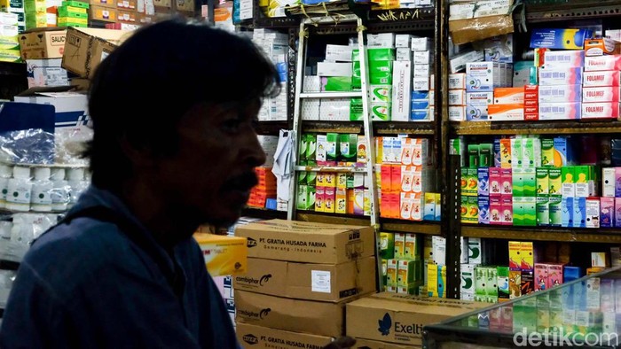 Waduh! Pedagang Pasar Pramuka Rugi Ratusan Juta Imbas Larangan Obat Sirup Pedagang obat-obatan di Pasar Pramuka, Jakarta Timur mengaku rugi ratusan juta imbas larangan obat sirup. Mereka sudah terlanjur beli produk dalam jumlah banyak.