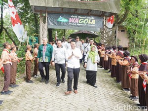 Wagub Emil Serahkan SK Perhutanan Sosial ke 19 KUPS Lamongan