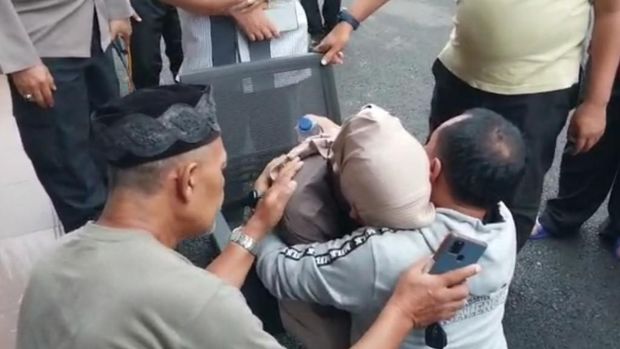 Wali Kota Banjar Ade Uu Sukaesih menangis.