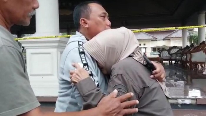 Wali Kota Banjar Ade Uu Sukaesih menangis.