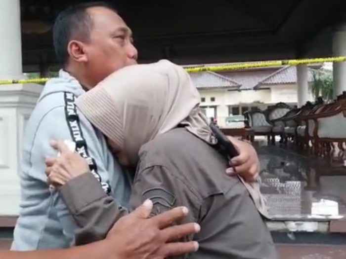 Wali Kota Banjar Ade Uu Sukaesih menangis.