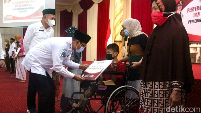 Wali Kota Gus Ipul memberikan bansos kepada warga Kota Pasuruan