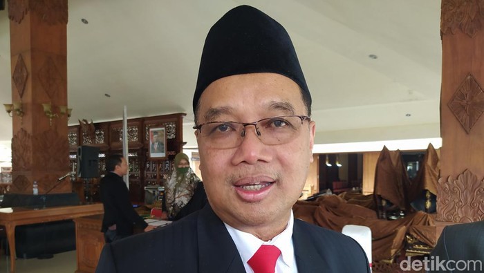 Wali Kota Magelang dr Muchamad Nur Aziz, Sp.PD-KGH, FINASIM. Aziz merupakan dokter spesialis penyakit dalam dan konsultan ginjal-hipertensi.