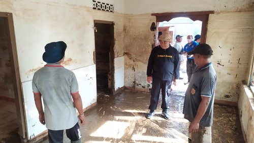 Warga, TNI, Polri, dan Pemerintah membersihkan sisa-sisa material pascabanjir bandang di Jembrana, Bali.