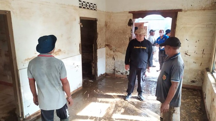 Warga, TNI, Polri, dan Pemerintah membersihkan sisa-sisa material pascabanjir bandang di Jembrana, Bali. Warga, TNI, Polri, dan Pemerintah membersihkan sisa-sisa material pascabanjir bandang di Jembrana, Bali.