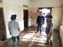 Bupati Jembrana I Nengah Tamba beserta jajaran memantau dampak banjir di Lingkungan Pangkung Gondang, Kelurahan Sangkaragung, Kecamatan Jembrana, Kabupaten Jembrana, Bali. Foto: Istimewa