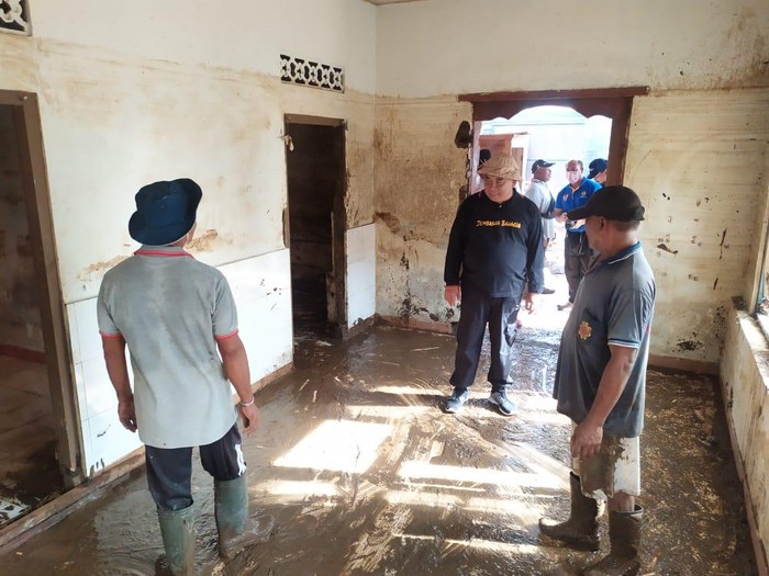 Warga, TNI, Polri, dan Pemerintah membersihkan sisa-sisa material pascabanjir bandang di Jembrana, Bali.