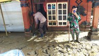 Rumah-rumah warga sebagian masih terendam lumpur. Ada alat berat mulai membersihkan lumpur yang tergenang. Foto: Istimewa