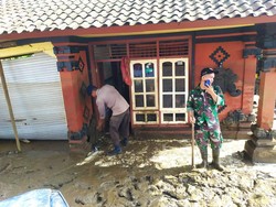 Rumah-rumah warga sebagian masih terendam lumpur. Ada alat berat mulai membersihkan lumpur yang tergenang. Foto: Istimewa