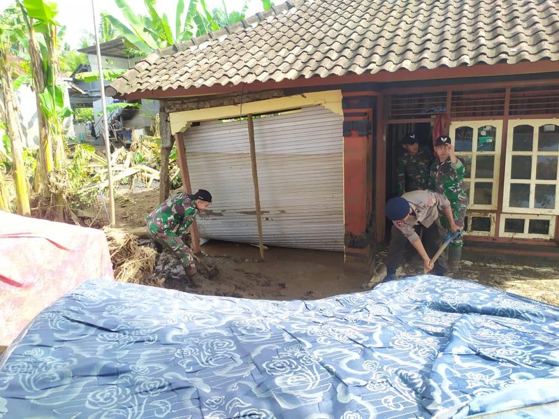 Warga, TNI, Polri, dan Pemerintah membersihkan sisa-sisa material pascabanjir bandang di Jembrana, Bali.