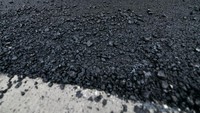 Detail aspal baru yang dibuat oleh pekerja. Aspal ini dibuat menggunakan bahan materialnya terdiri dari graphene dan plastik keras yang didaur ulang khusus dari mainan, keranjang dan kotak buah.