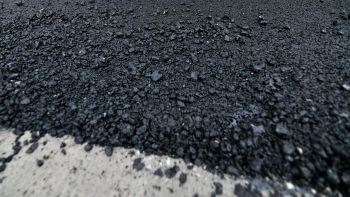 Aspal ini dibuat menggunakan bahan materialnya terdiri dari graphene dan plastik keras yang didaur ulang khusus dari mainan, keranjang dan kotak buah.