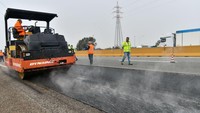 Aspal diratakan menggunakan Tendem Roller. Sekitar 70%, aspal tersebut dibuat dengan bahan daur ulang, sehingga mengurangi penggunaan material baru.
