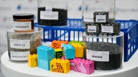 Berikut adalah bahan-bahan plastik yang digunakan untuk aspal baru di jalan raya A4 Turin, Italia.
