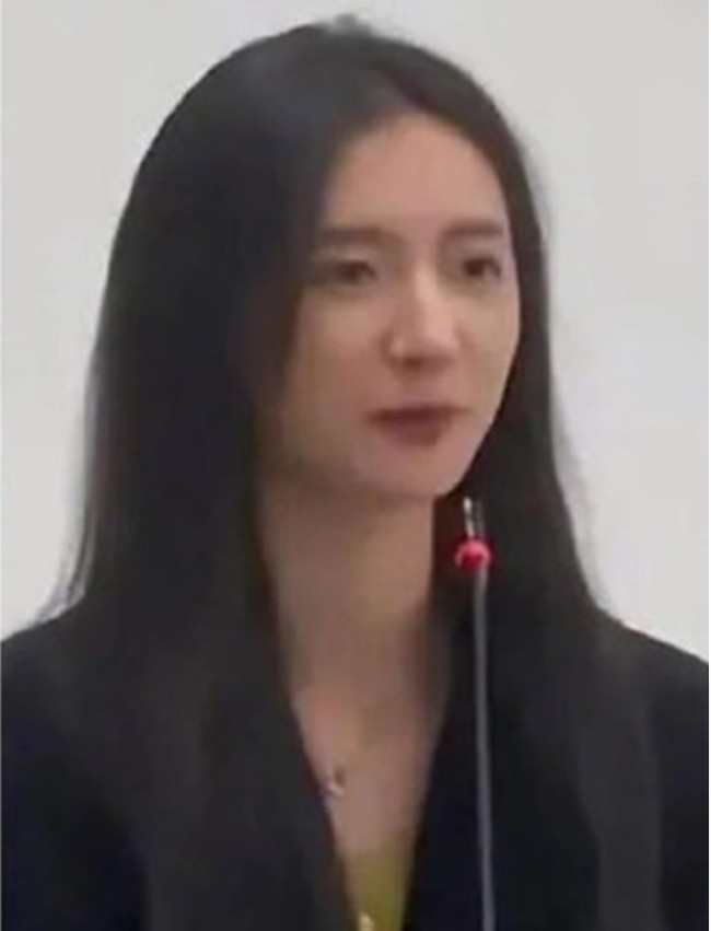 Zhang sendiri memiliki akun TikTok pribadi yang sudah berpengikut lebih dari 430 ribu orang. Namun alih-alih dapat pujian atas kecantikannya, Zhang justru banyak dikritik. Banyak netizen yang menilai jika pihak universitas sengaja menerima hanya untuk memanfaatkan kecantikan Zhang agar bisa menarik perhatian mahasiswanya. Foto: eva.vn