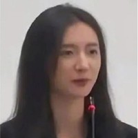 Zhang sendiri memiliki akun TikTok pribadi yang sudah berpengikut lebih dari 430 ribu orang. Namun alih-alih dapat pujian atas kecantikannya, Zhang justru banyak dikritik. Banyak netizen yang menilai jika pihak universitas sengaja menerima hanya untuk memanfaatkan kecantikan Zhang agar bisa menarik perhatian mahasiswanya. Foto: eva.vn