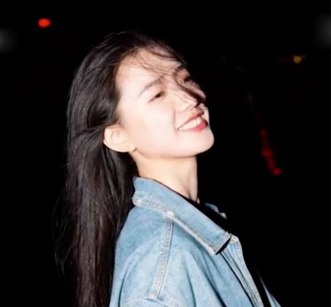 Zhang sendiri mulai banyak dikenal karena video dirinya mengajar menjadi viral di media sosial. Paras cantik dan tubuh langsing yang dimiliki Zhang pun cukup mencuri atensi. Foto: eva.vn