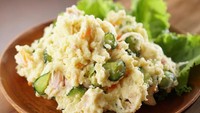 Selada kentang yang lembut empuk ini disajikan bersama irisan timun dan wortel. Jadi selain creamy, ada sentuhan renyah segar. Biasanya dijadikan pelengkap BBQ. Begini cara buatnya. Foto: iStock 