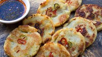 Dari Korea, ada gamjajeon yaitu pancake dari kentang serut yang sayang dilewatkan. Teksturnya renyah garing dan enak disajikan dengan saus kecap pedas. Kamu bisa bikin sendiri di rumah pakai resep ini. Foto: iStock 