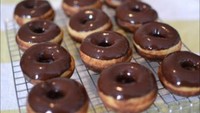 Donat kentang selalu jadi incaran karena teksturnya empuk dan rasanya gurih enak. Selain ditaburi gula halus, donat kentang juga enak diberi topping cokelat lumer. Intip resepnya di sini. Foto: Salsabila Afsari Dirham 