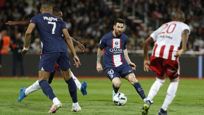Paris Saint-Germains Argentine forward Lionel Messi makes a  decisive pass to Paris Saint-Germains French forward Kylian Mbappe (unseen) during the French L1 football match between AC Ajaccio and Paris Saint-Germain (PSG) at the Francois Coty Stadium in Ajaccio, Corsica, on October 21, 2022. (Photo by Pascal POCHARD-CASABIANCA / AFP) (Photo by PASCAL POCHARD-CASABIANCA/AFP via Getty Images)