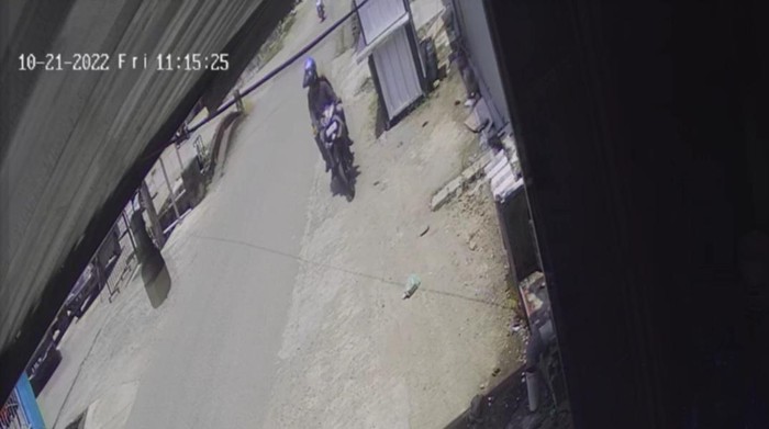 2 pria yang diduga pelaku penipu lansia di Mamuju terekam CCTV