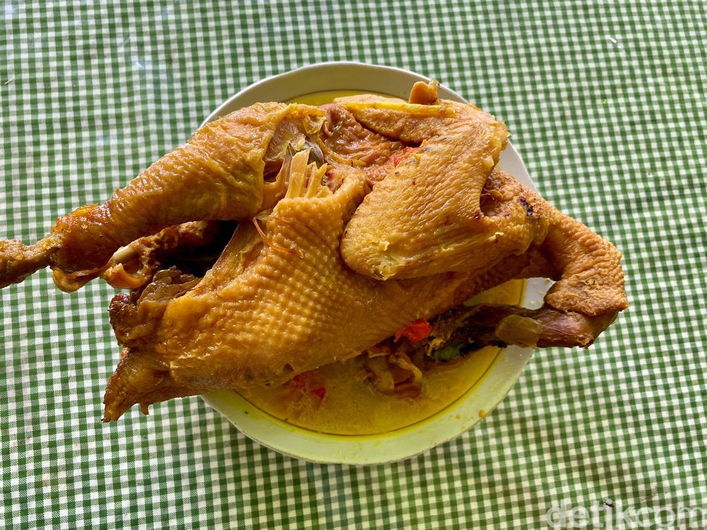 62 Tahun Warung Martumi Sajikan Lodeh Tewel dan Ayam Kampung Sedap