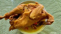 Lalu ada ayam lodeh yang bisa dijual utuh per ekor. Harganya Rp 100 ribu. Tapi pengunjung bisa juga beli ayam per potong.