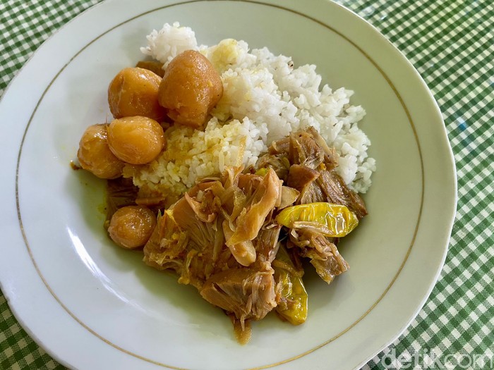 62 Tahun Warung Martumi Sajikan Lodeh Tewel dan Ayam Kampung Sedap