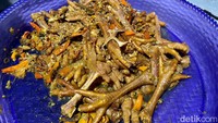 Lalu ada ceker ayam bumbu pedas yang jadi favorit, lodeh kentang, lodeh kikil, sampai perkedel kentang. Semua menu ini bisa dinikmati dengan padu padan sesuai selera.