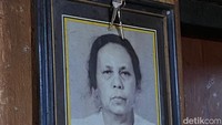 Inilah sosok Mbah Martumi yang merupakan pendiri Warung Martumi. Dulu awalnya mbah (Martumi) hanya menawarkan masakan biasa, tapi dari lidah ke lidah, dicari orang (karena rasanya enak), ujar Ita. 