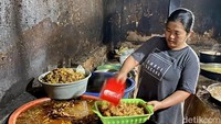 Jika pengunjung santap di Warung Martumi, bisa mengintip area dapurnya. Kesibukan karyawan di area ini seolah tak berhenti dari pagi hingga sore hari.
