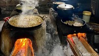 Segalanya masih tradisional, termasuk tungku kayu bakar. Wajan besar yang ada di dapur itu seolah tak pernah berhenti digunakan untuk masak.