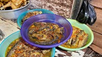 Aneka olahan ikan bumbu rujak juga tersedia di sini. Ada ikan gabus, ikan patin, ikan bandeng, hingga ikan lele. 