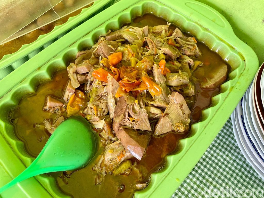 62 Tahun Warung Martumi Sajikan Lodeh Tewel dan Ayam Kampung Sedap