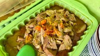 Warung Martumi punya menu andalan, lodeh tewel. Olahan nangka muda kuah santan dengan tekstur super empuk dengan bumbu gurih pedas yang meresap. 