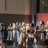 Dardo menambahkan para kontestan Miss Grand International 2022 antusias ketika berada di belakang layar saat mengenakan baju muslim dan hijab. Karena baru pertama kali Muslim Fashion Week, mereka itu pada foto-foto dan ngobrol juga dengan desainer. Mereka ini kan masih kompetisi tapi kita memberikan experience baru buat mereka kalau culture di Indonesia banyak sekali. Mereka juga appreciate, pungkasnya. Foto: Dok. @yayasanduniamegabintang.