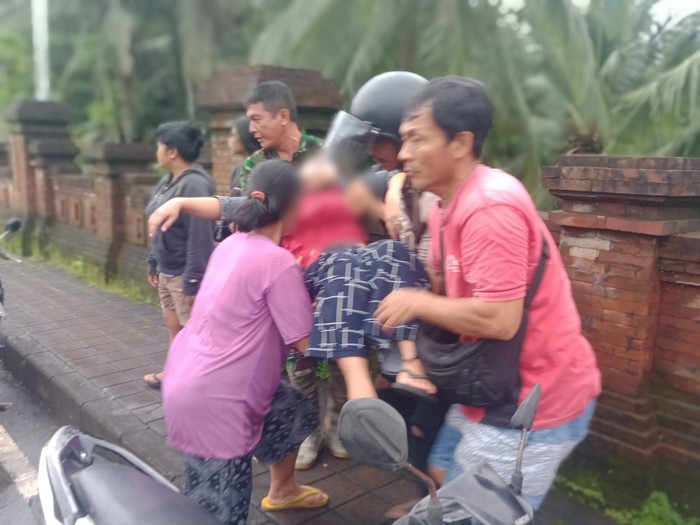 Aksi heroik Babinsa Koramil 05/Abiansemal Kodim 1611/Badung Peltu Dewa Agung Putra Ardyasa selamatkan ibu-ibu saat hendak melakukan percobaan bunuh diri di Jembatan Ayunan Blahkiuh, Abiansemal, Badung, Jumat (21/10/2022)