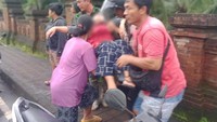 Prajurit TNI AD yang berdinas di Koramil 05/Abiansemal Kodim 1611/Badung bernama Peltu Dewa Agung Putra Ardyasa menyelamatkan seorang ibu muda yang hendak melakukan percobaan bunuh diri di Jembatan Ayunan Blahkiuh, Desa Ayunan, Abiansemal, Badung, Jumat (21/10/2022). (Foto: dok. Kodim 1611/Badung)